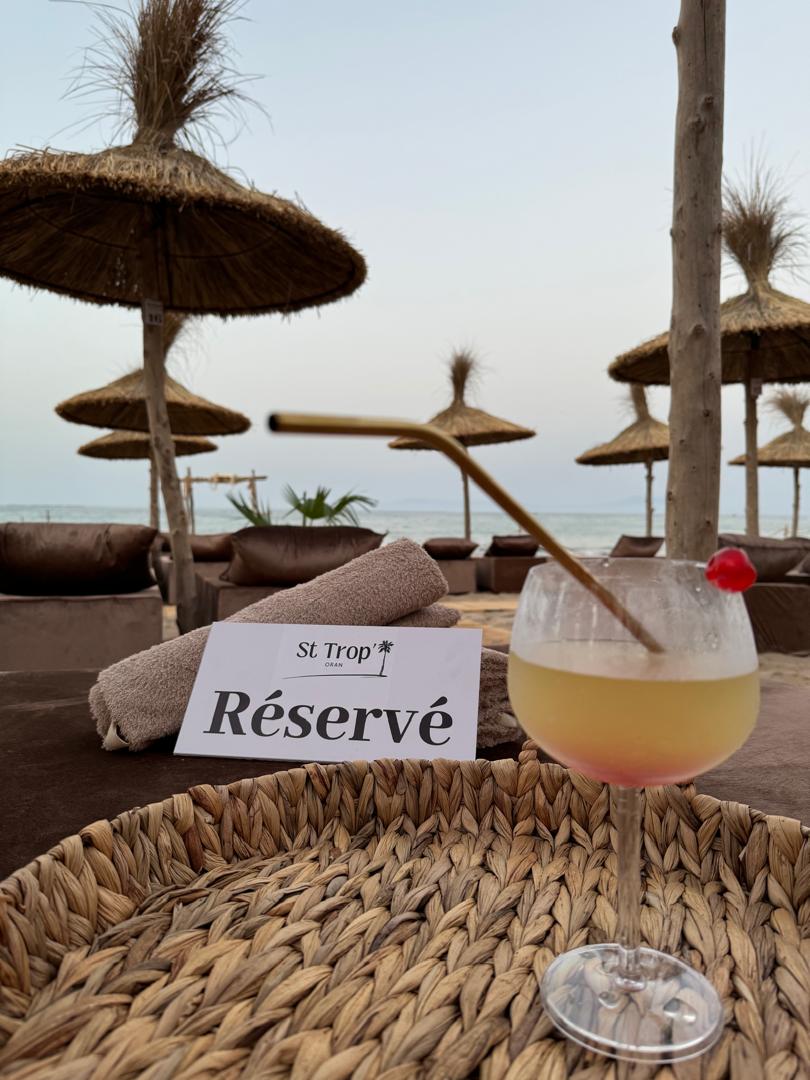 Espace VIP du St Trop Oran avec transats face à la mer